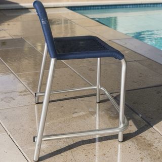 Taburetes aluminio y ratán azul trenzado