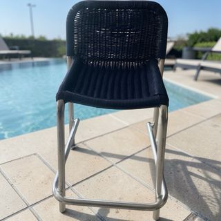 Taburetes aluminio y ratán azul trenzado