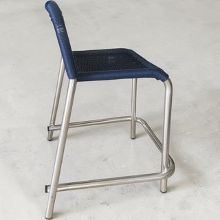 Taburetes aluminio y ratán azul trenzado