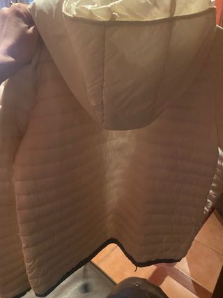 Plumífero Twinset Beige con Detalles Rojos