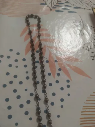 Cadena de plata y marrón