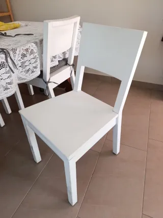 4 Sillas de madera pintadas a la tiza blanca