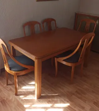 Mesa de comedor de madera