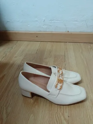 Zapatos de tacón blancos con detalle dorado