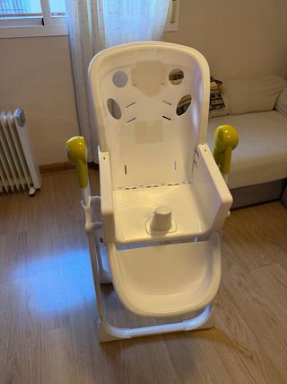 Trona de bebé blanca con bandeja