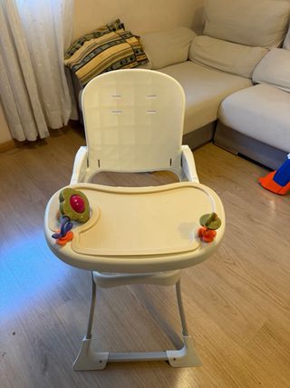 Trona de bebé blanca con bandeja