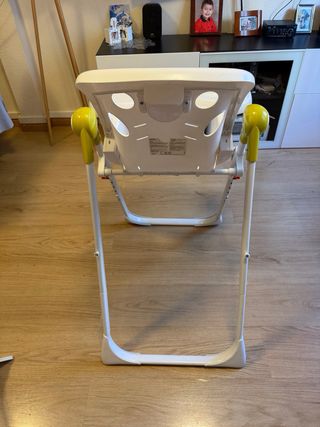 Trona de bebé blanca con bandeja