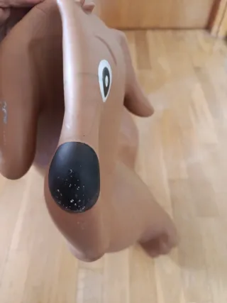 Perro saltador marrón