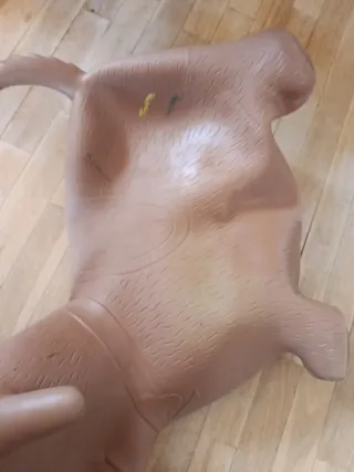 Perro saltador marrón