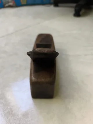 Cepillo de carpintero antiguo de madera