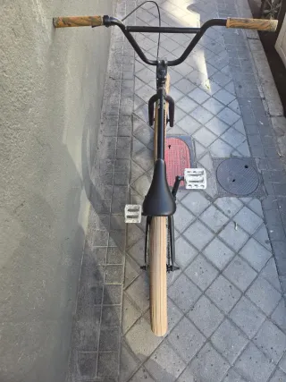 Bicicleta BMX negra seminueva