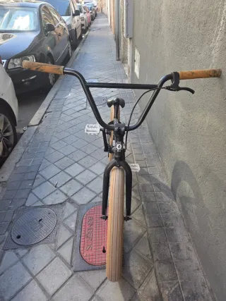 Bicicleta BMX negra seminueva