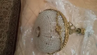 Elegante lámpara de cristal y metal dorado