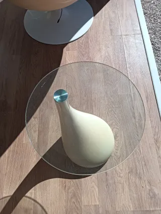 Sillón retro giratorio y mesa auxiliar