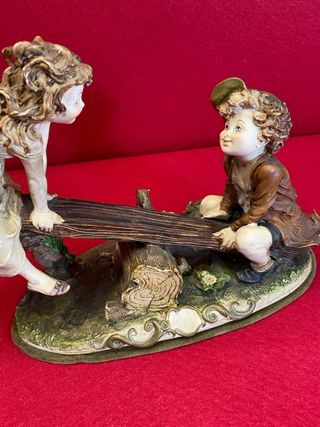 Figura Capodimonte Niños en Balancín