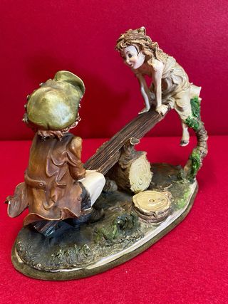 Figura Capodimonte Niños en Balancín