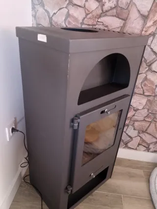 Estufa de leña moderna con cristal . Nueva estreno