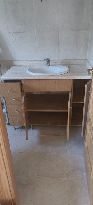 Mueble de baño con lavabo y encimera