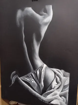 Dibujo a mano de mujer en papel