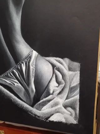Dibujo a mano de mujer en papel