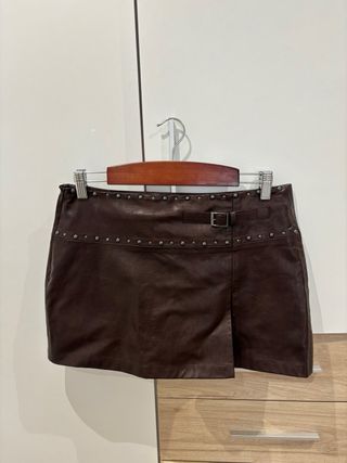 Falda de cuero marrón con tachuelas nueva sin uso