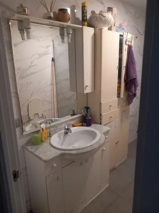 Lavabo con espejo y luces