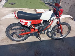 Ciclomotor Enduro Rojo y Blanco