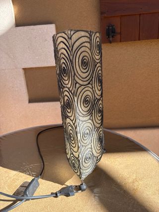 Lámpara de mesa espiral cuadrada