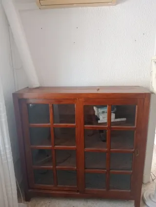 Mueble de madera con puertas de cristal