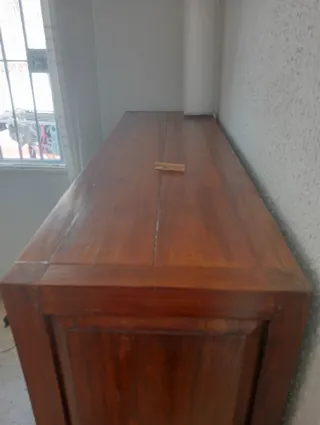 Mueble de madera con puertas de cristal