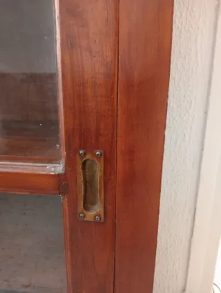 Mueble de madera con puertas de cristal