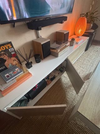 Mueble TV madera y blanco