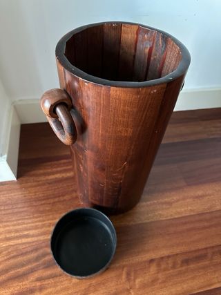 Paragüero de madera pulida con asas