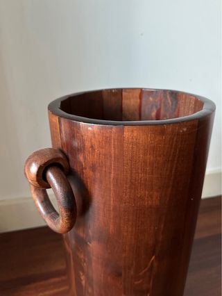 Paragüero de madera pulida con asas