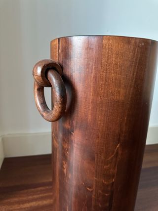 Paragüero de madera pulida con asas