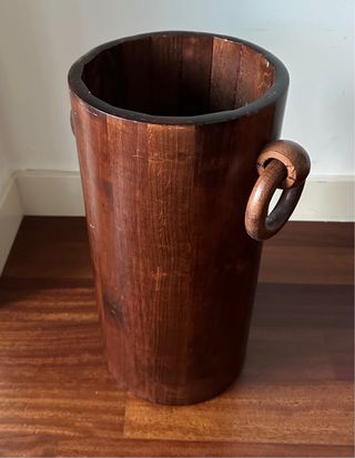 Paragüero de madera pulida con asas