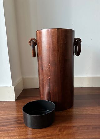 Paragüero de madera pulida con asas