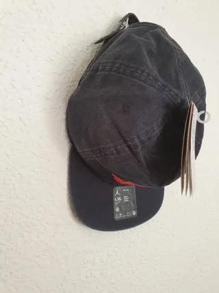 Gorra Jordan Negra y Roja