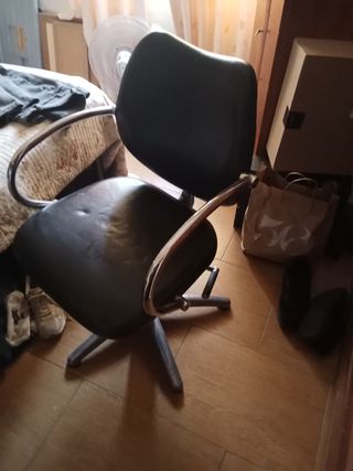 Silla de peluquería negra y plateada