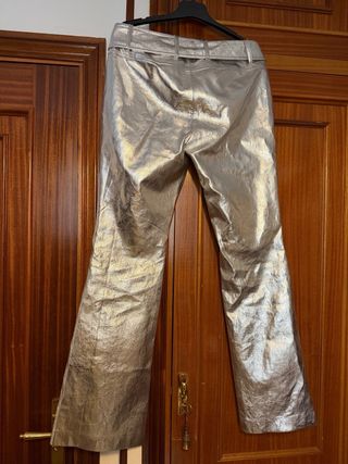Pantalones plateados efecto piel