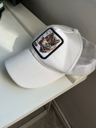 Gorra Trucker Blanca con Parche de Tigre