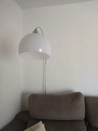 Lámpara de pie plateada y blanca