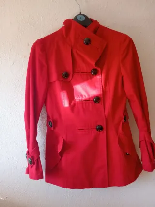 Chaqueta roja con botones