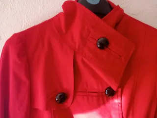 Chaqueta roja con botones