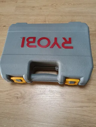 Lijadora orbital Ryobi con maletín y lijas