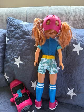 Nancy con Hoverboard Rosa
