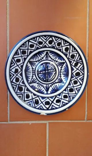 Lote 3 piatti in ceramica Manises e stile Talavera