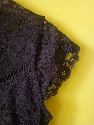 Camiseta negra de encaje