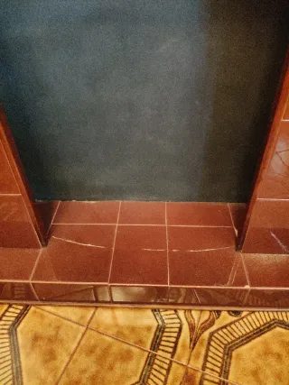 Mueble de salón madera y azulejo