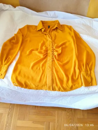 Blusa naranja con botones
